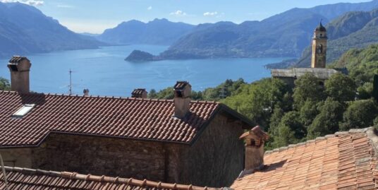 Grande casa di paese di circa 300 mq a Plesio