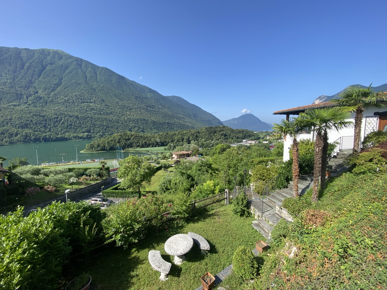 Villa in Carlazzo with a beautiful view towards the natural reserve