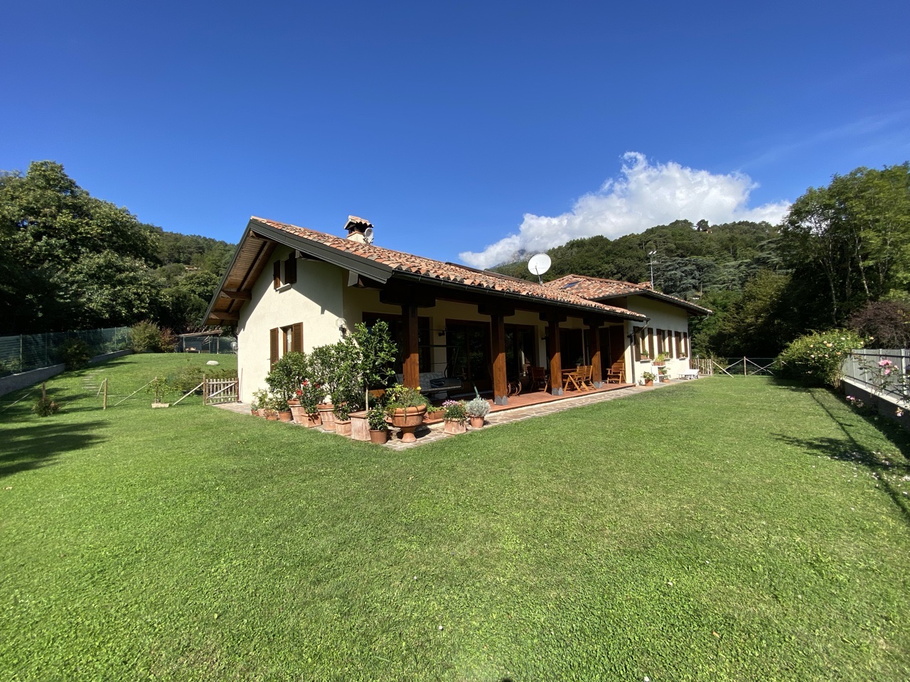 Beautiful villa of about 400 square meters in Loveno di Menaggio