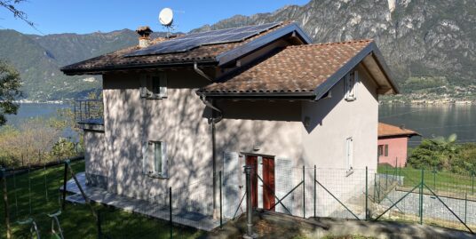 Villa moderna con vista lago