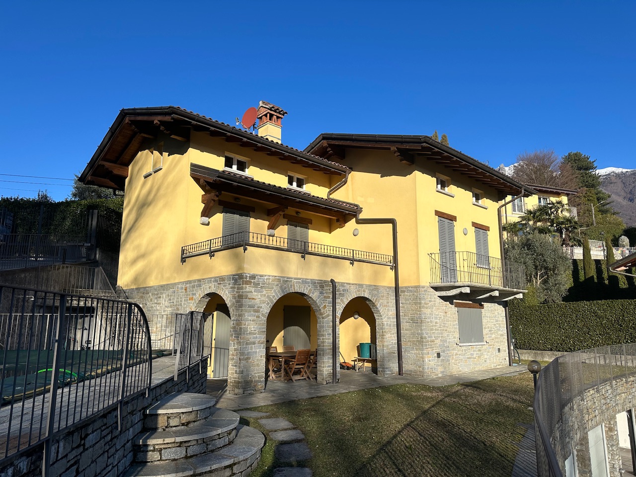 Villa con piscina e giardino privato