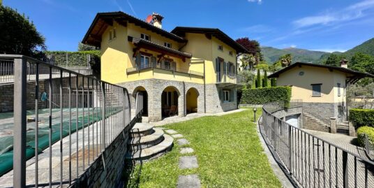 Villa con piscina e giardino privato