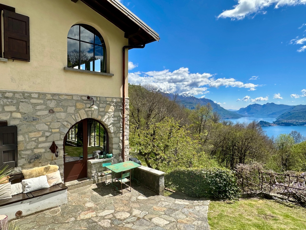 Charming Independent Home with Lake View