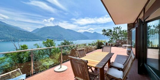 Cremia – Villa Singola con incantevole Vista Lago e Giardino Privato
