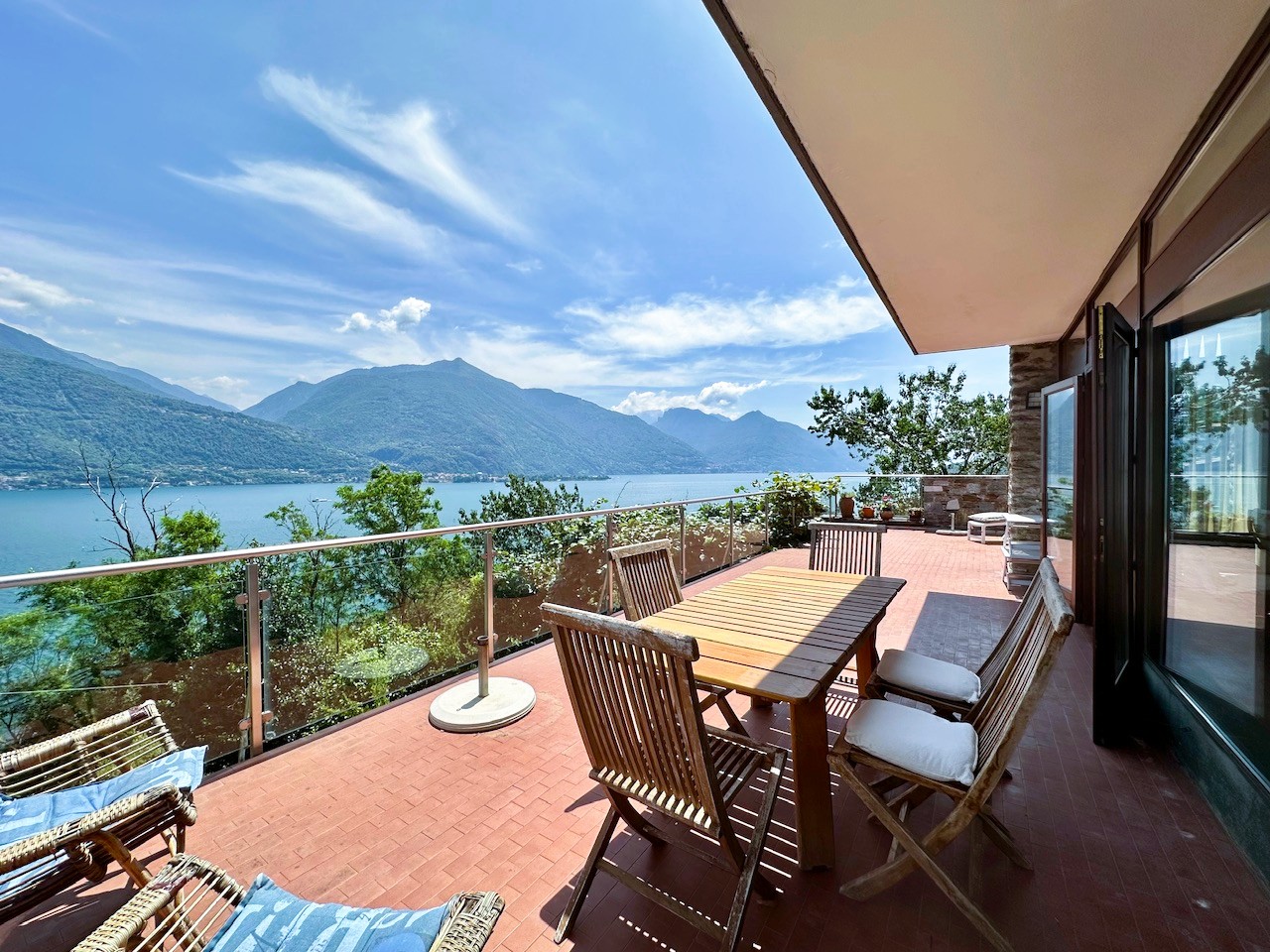 Cremia – Villa Singola con incantevole Vista Lago e Giardino Privato